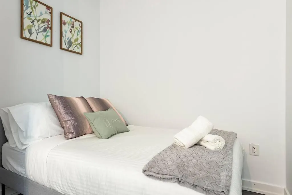 Luxury Downtown Lakeview & City View Condo Toronto